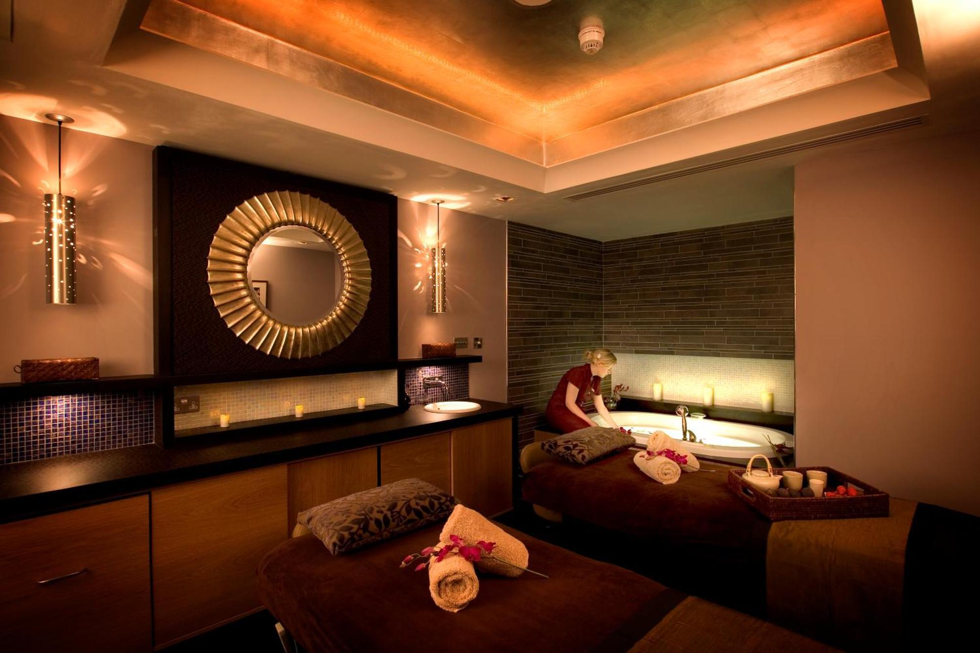 Grosvenor Pulford Hotel & Spa Экстерьер фото